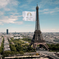 Paris2024の旗を掲げるエッフェル塔
