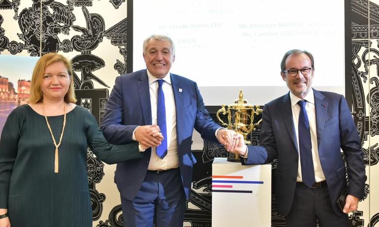 パートナーシップ協定に調印した（左から）クロード・アチェ（ラグビーワールドカップ2023組織委員会CEO）、カロリーヌ・ルブーシェ（フランス観光開発機構総裁）、クリスチャン・マンテイ（同会長）