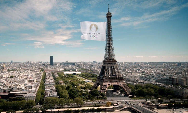 Paris2024の旗を掲げるエッフェル塔