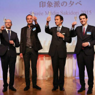 メディア向けディナーでの乾杯。左よりフランス観光開発機構在日代表 フレデリック・メイエール氏、ノルマンディー地方観光局マーケティングマネージャー ジェローム・メルシエ・パパン氏、ティエリー・ダナ駐日フランス大使、パリ イル・ド・フランス地方観光局局長フランソワ・ナバロ氏 
