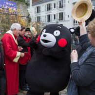 モンマルトルのブドウ畑で地元名士の歓迎を受けるくまモン